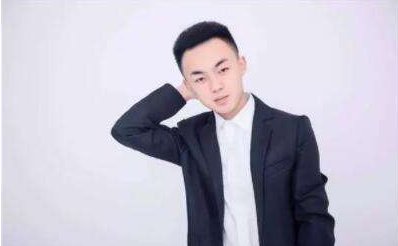 爱你我不在是幼稚的少年,是哪首歌