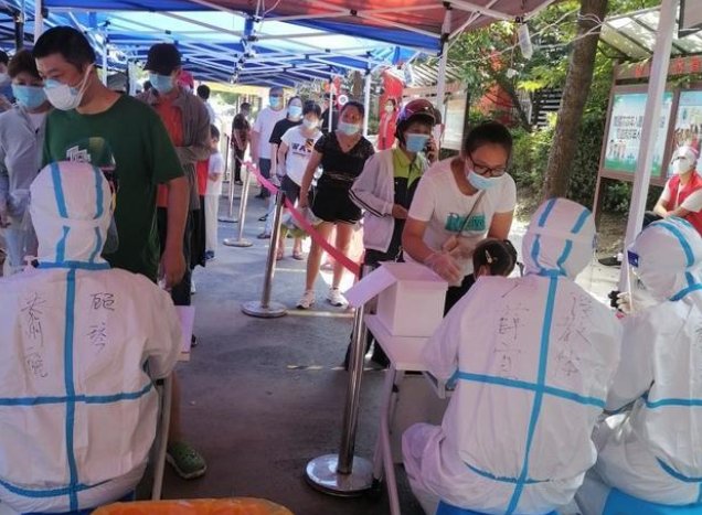 扬州一社区医院工作者在核酸检测现场被感染是怎么回事？