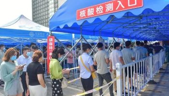 福建泉州一核酸检测现场人挤人,对防疫工作带来了哪些不便?