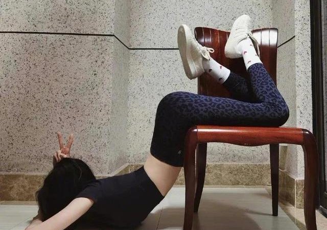 鞠婧祎晒穿着傣服的美照,网友们被她的巴掌腰吸引,这种腰真的存在吗?