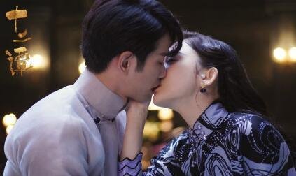 刘以豪被娜扎亲出口红印，这一幕尴尬吗？