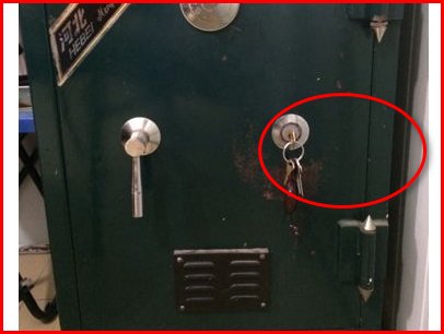 我家的老式保险箱(转动)10 20 30 40 50 60那种，密码忘记了有钥匙。怎么才能打开，