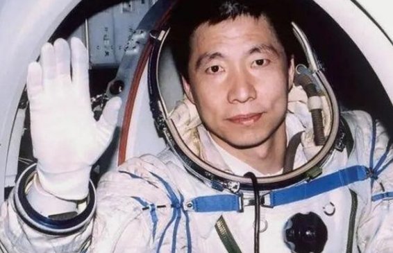 中国历届的载人航天员都有谁？