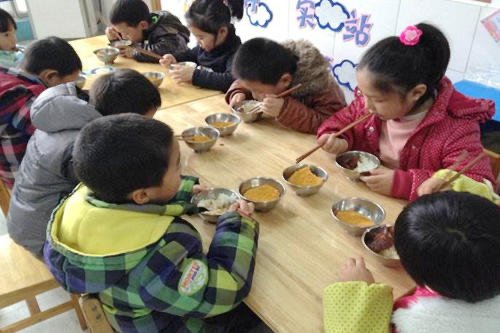 关于学生考100分老师奖励亲自喂饭一事，你有何看法？