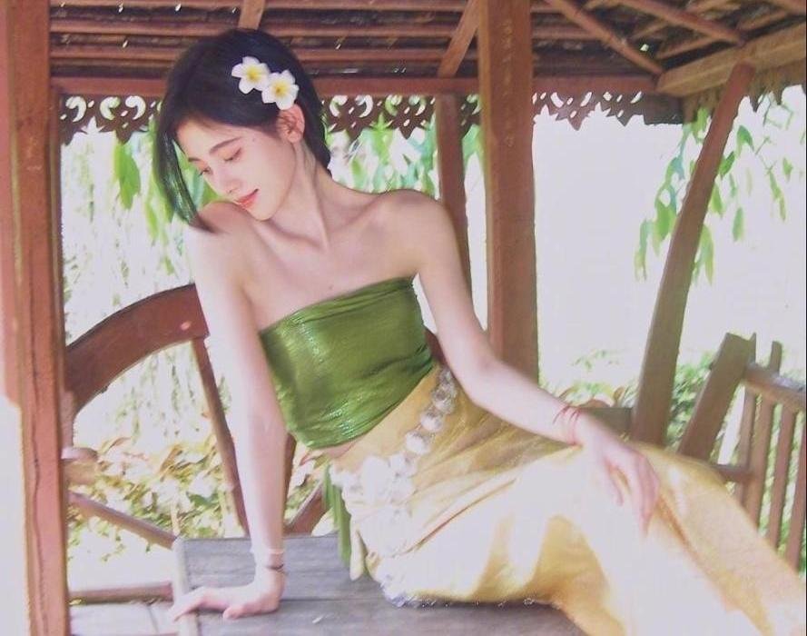 鞠婧祎晒穿着傣服的美照,网友们被她的巴掌腰吸引,这种腰真的存在吗?