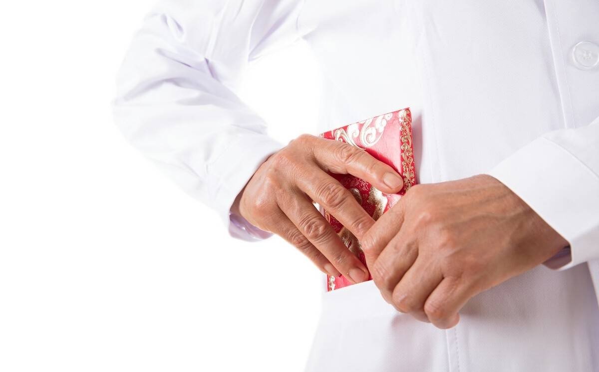 医生收下2千红包转手充进患者账户，你从这名医生身上看到了什么？