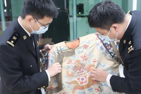 清代龙袍变女装被海关查获，这到底是怎么回事？
