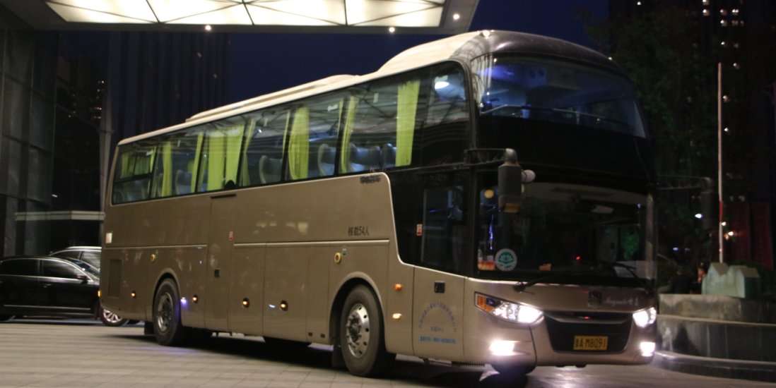 湖南永州一客车核载19人实载40人，超载行驶有何危害？