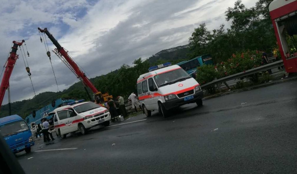 湖南永州一客车核载19人实载40人，超载行驶有何危害？