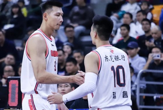 曝易建联自降千万年薪是怎么回事？