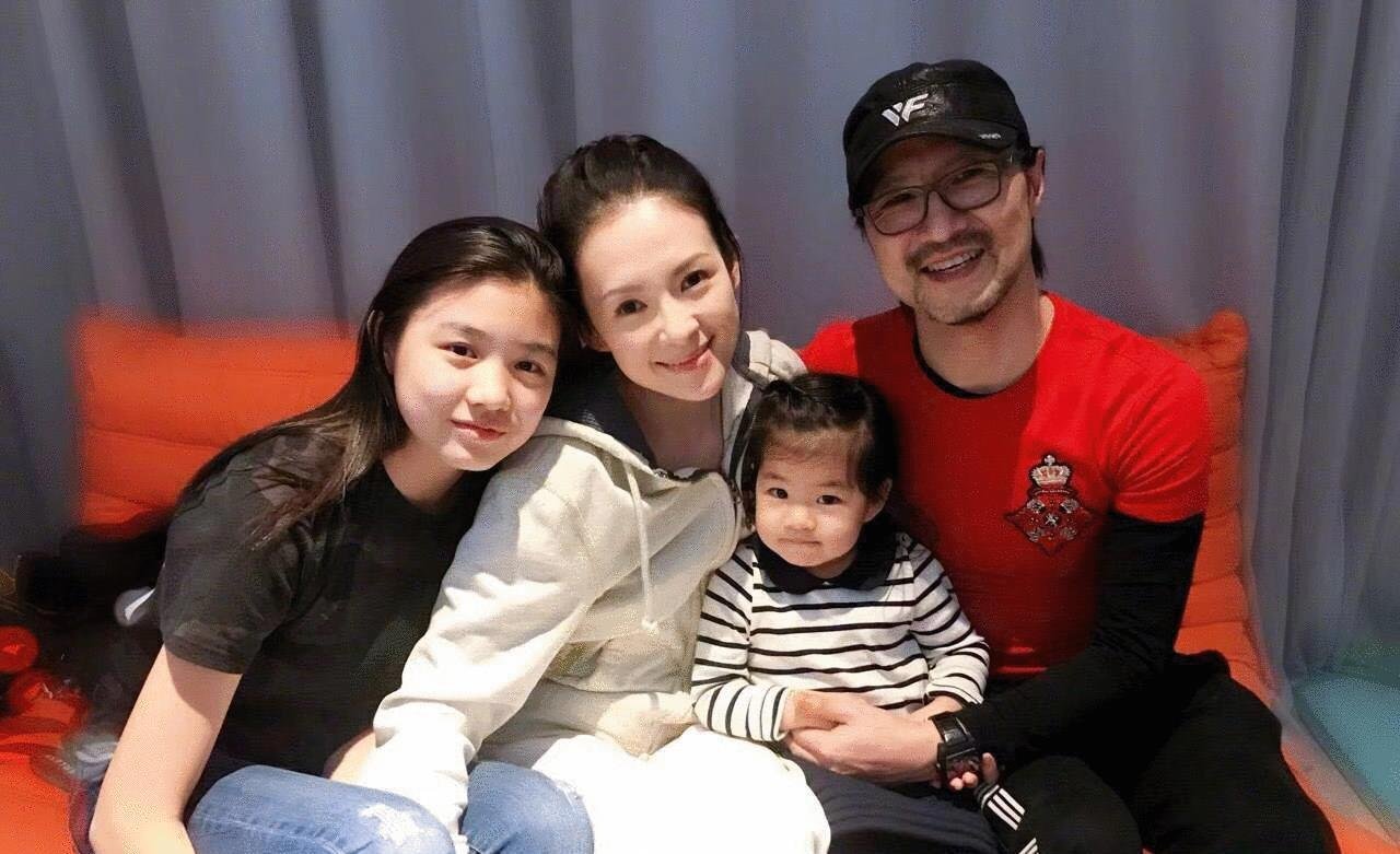 章子怡深夜和导演聚餐,两人合影显亲密,汪峰是什么感受?