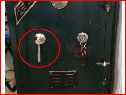 我家的老式保险箱(转动)10 20 30 40 50 60那种，密码忘记了有钥匙。怎么才能打开，