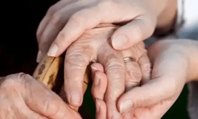 76岁老人感染新冠一周白肺离世，我们如何才能保护好老人呢？