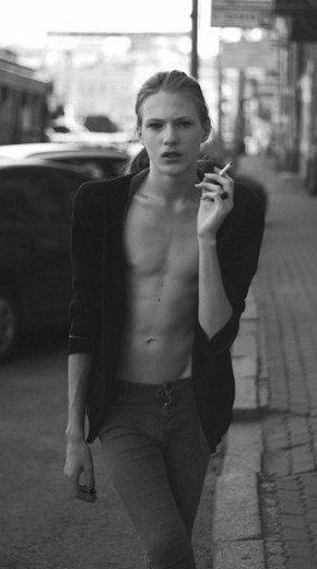 像女生但是个欧美男模 名字不知道~