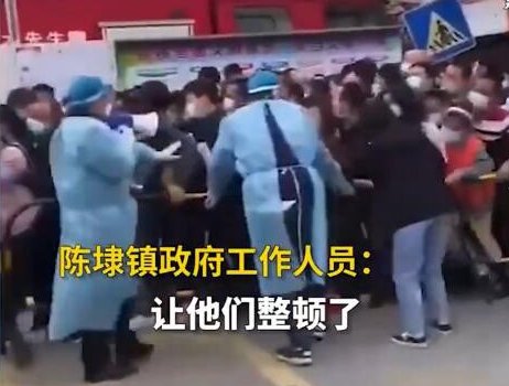 福建泉州一核酸检测现场人挤人，对防疫工作带来了哪些不便？