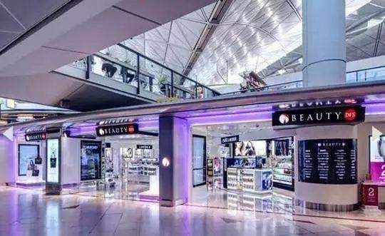 去香港旅游，朋友想让代购一些化妆品，我可以在机场的免税店买吗？