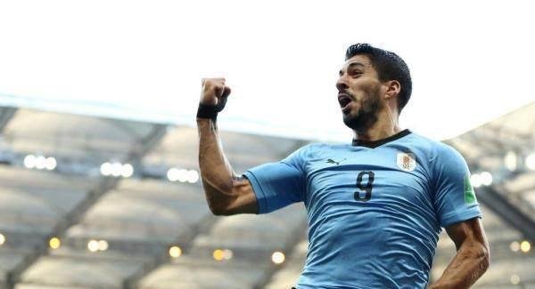 乌拉圭3比0胜俄罗斯门将功不可没黑马出现，东道主输球仍出线