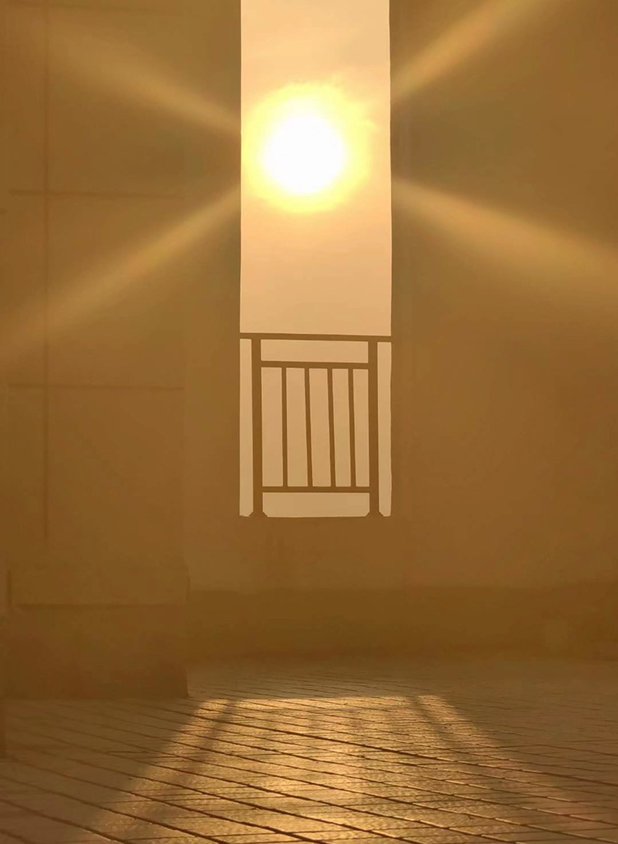 当一个人感到无助时，应该如何寻求帮助或支持？