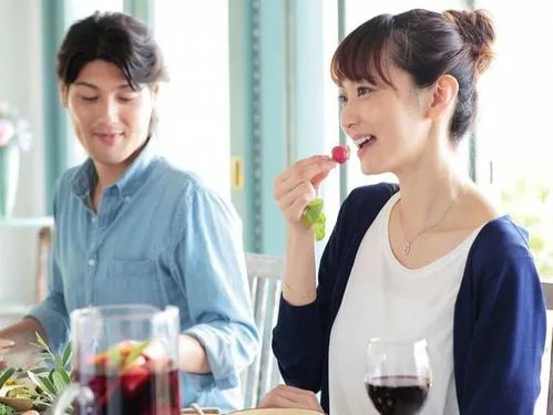 男朋友坚决婚后与他父母一起住，但我不喜欢，该怎么办？