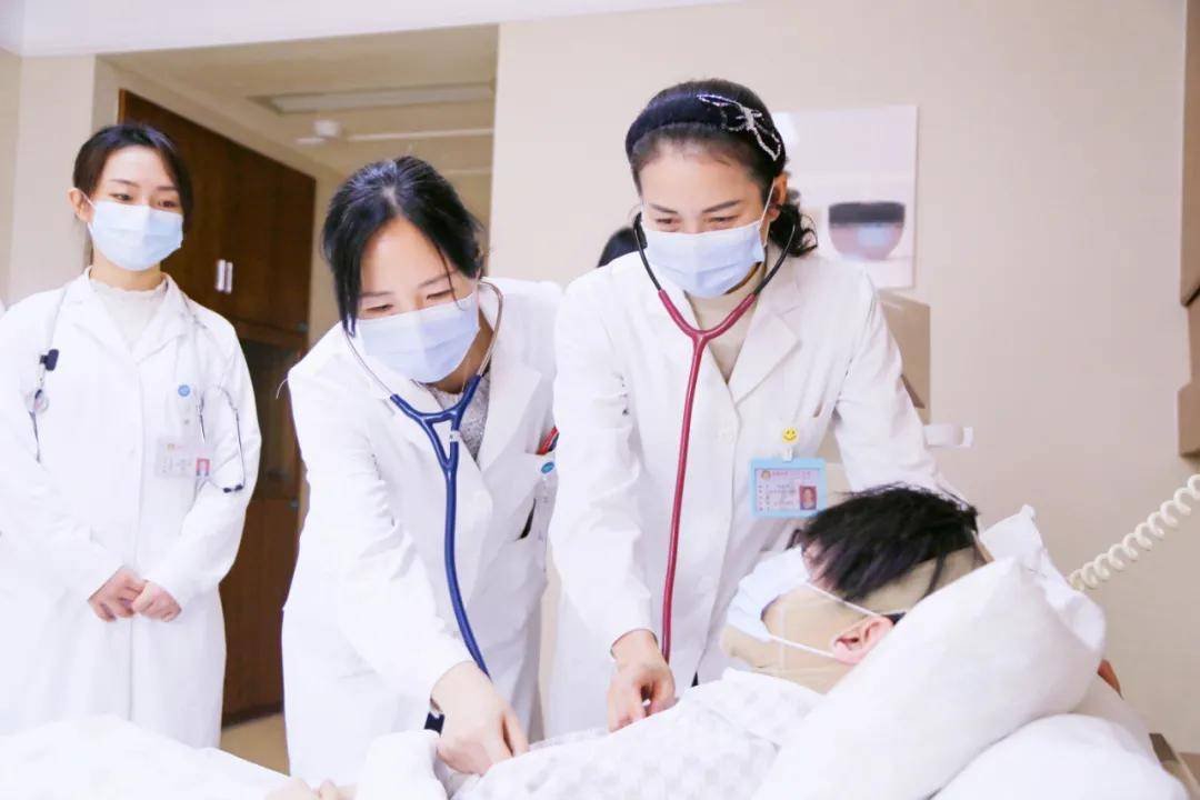 医生收下2千红包转手充进患者账户，你从这名医生身上看到了什么？