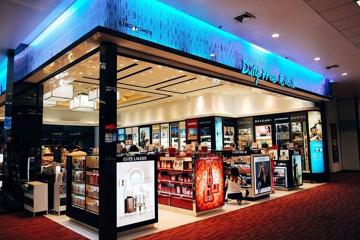 去香港旅游，朋友想让代购一些化妆品，我可以在机场的免税店买吗？