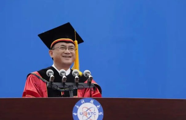 男生1年去图书馆732次被校长致辞，上学时你对图书馆有哪些难忘的记忆？