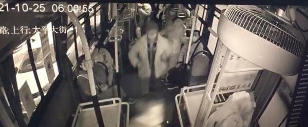 哈尔滨一老人嫌公交开太慢砸晕司机,其行为是什么性质,要承担什么法律责任