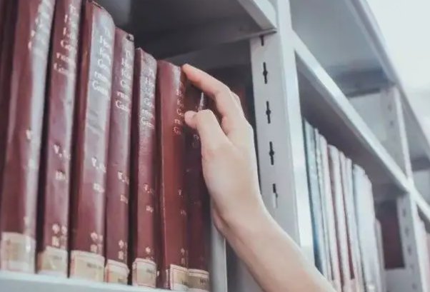 男生1年去图书馆732次被校长致辞，上学时你对图书馆有哪些难忘的记忆？