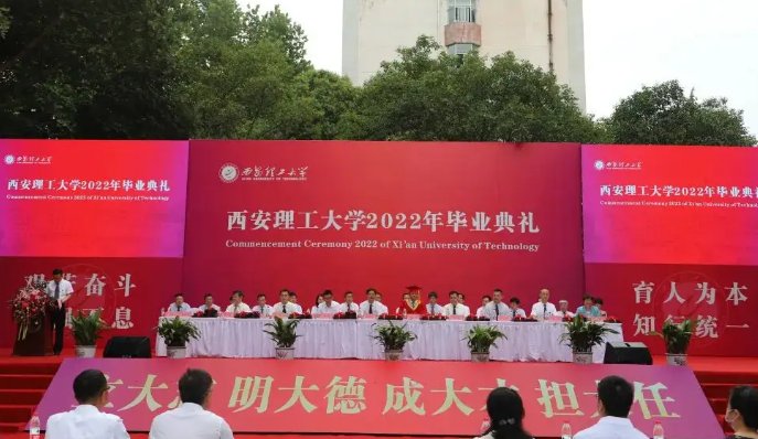 男生1年去图书馆732次被校长致辞，上学时你对图书馆有哪些难忘的记忆？