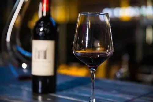 红酒浇花的正确方法是什么？