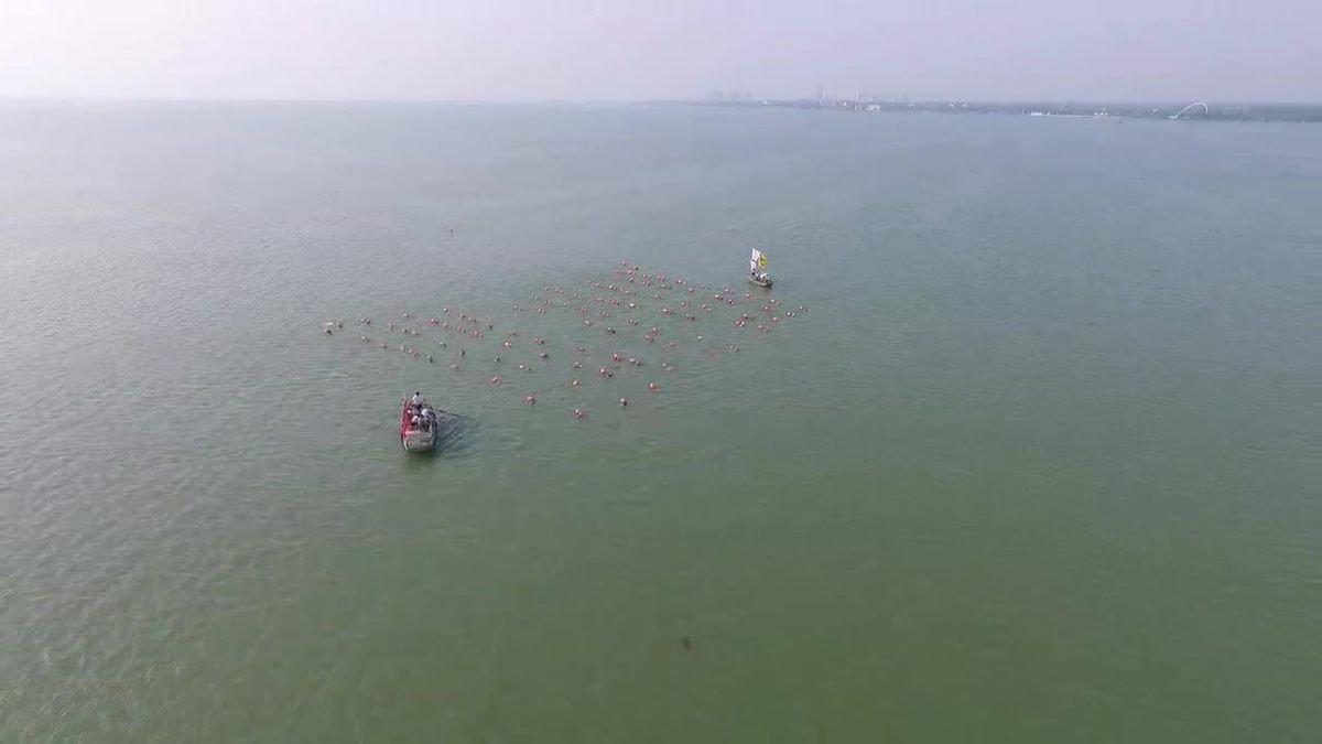 江苏一名男子为回老家用木板横渡长江，他为何采用这样的方式回老家？