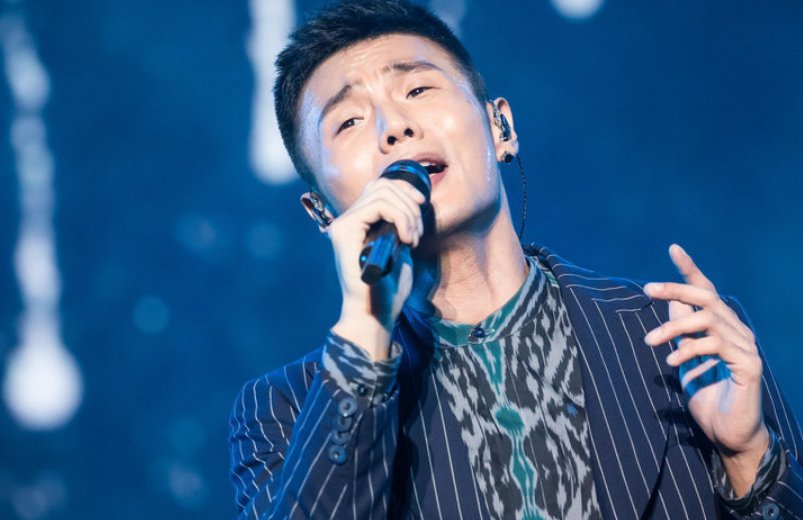 我飞翔在乌云之中是什么歌曲