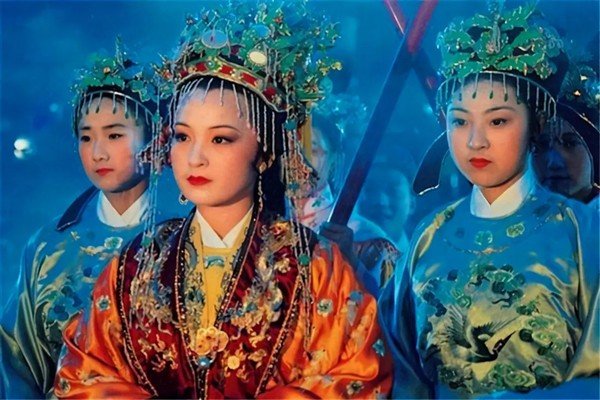 贾政令宝钗扶着树干的故事是什么