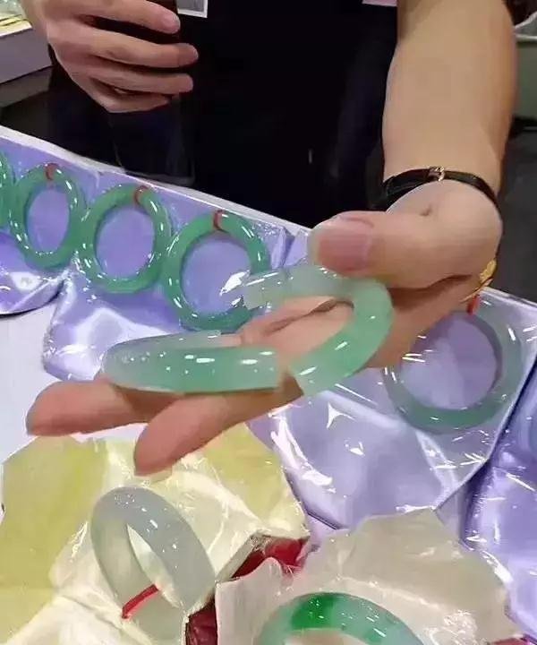 手镯事件成功和解 儿子因她分手