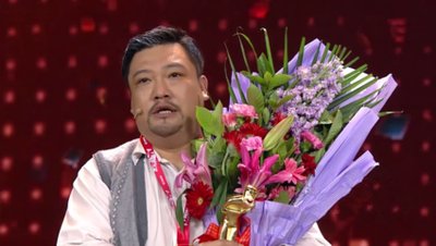 李丽丽为什么在台下哭？