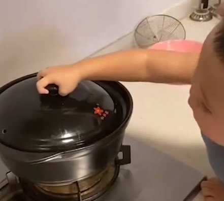 1岁多萌娃穿尿不湿单手打鸡蛋，网友为何大赞他是厨神？