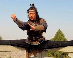 在古典小说《水浒传》中，阮小二被称为立地太岁的原因是什么？