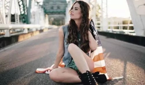 年轻的爱曼妞的基本信息