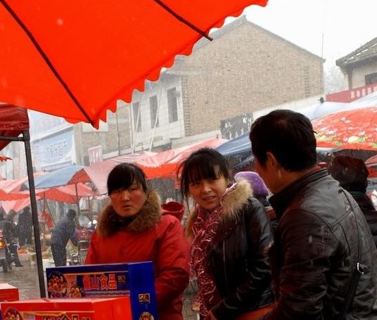 远房亲戚结婚,不请自到,去还是不请呢?