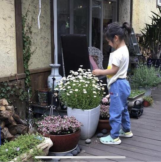 当年和奶茶齐名的“剪刀手女孩”，被富豪看上后，如今怎么样了？