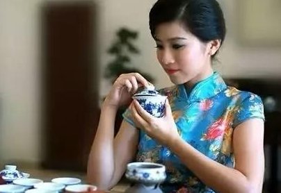 远房亲戚结婚，不请自到，去还是不请呢？