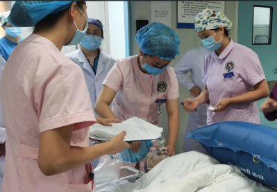 护士抢救孩子时看手机？院方对此做出了怎样的回应？