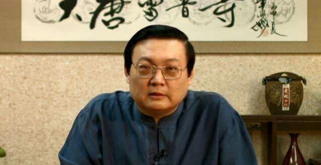 45岁却坚决不要孩子！梁宏达的《老梁说天下》为何这么多网友喜欢？