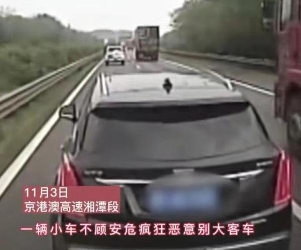 男子违规变道,发生刮蹭后,狂砸对方车辆