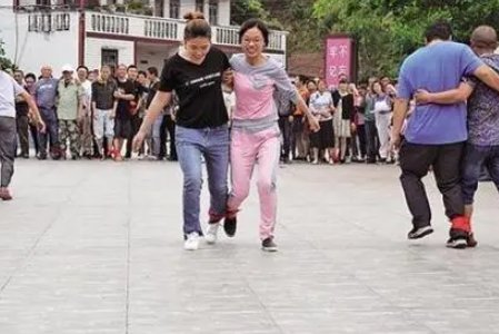 两人三足是指什么？