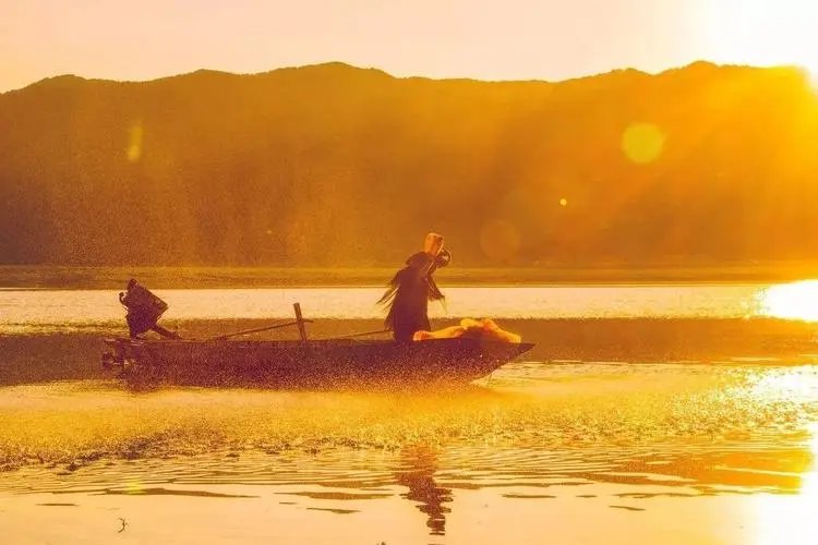 终是一人度春秋的全诗和诗句。