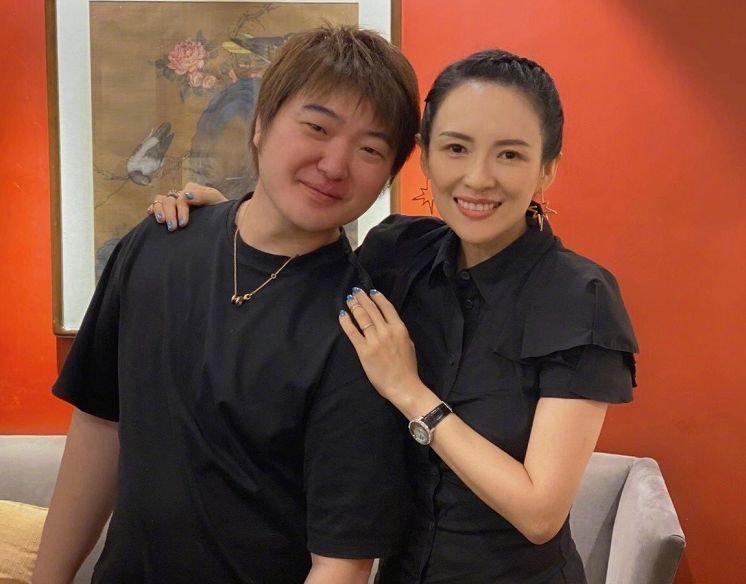 章子怡深夜和导演聚餐,两人合影显亲密,汪峰是什么感受?