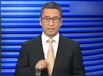 对于“老人遭执勤人员绑树谩骂”这件事，白岩松是如何评价的？