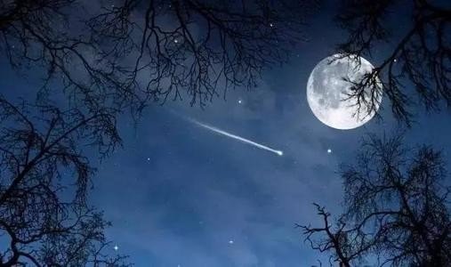 “有时落在山腰，有时挂在树梢。有时像个圆盘，有时像把镰刀。”