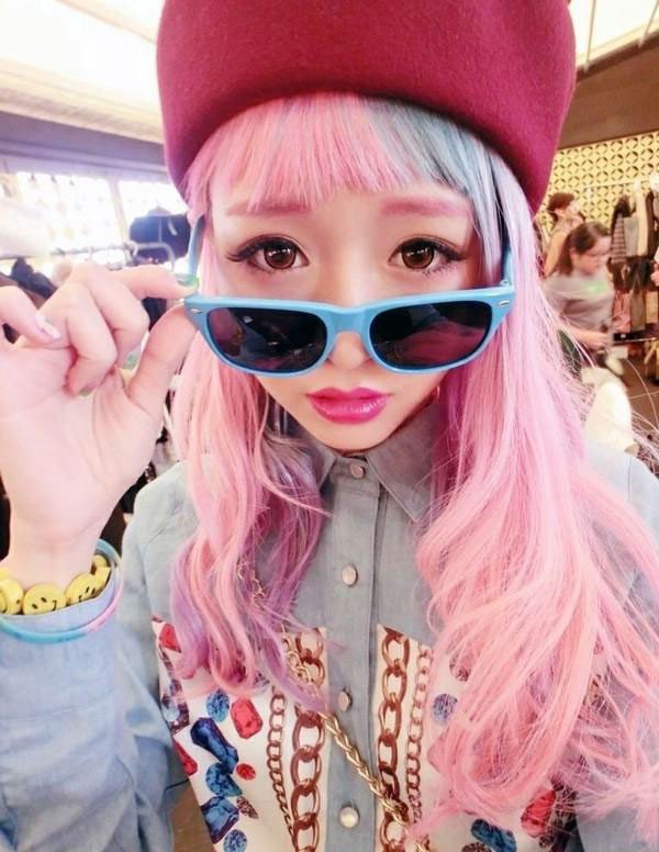 原宿风彩色头发的女生叫什么